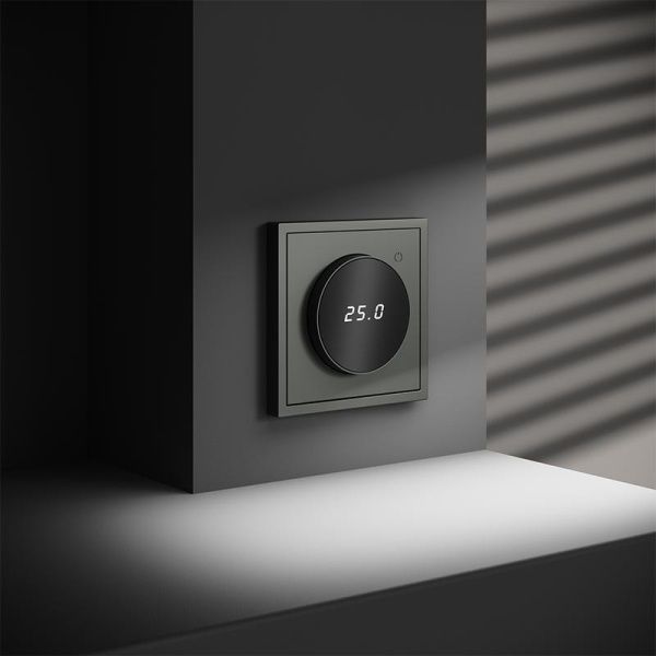 Терморегулятор электронный S70 с индикацией и датчиком для теплого пола механизм титан Voltum VLS070106