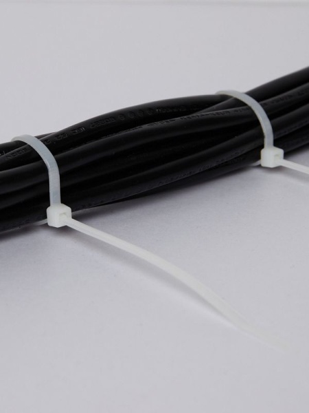 Хомут кабельный 3.6х200 нейл. бел. (уп.100шт) IEK UHH31-D036-200-100