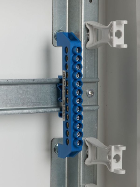 Шина нулевая в комб. DIN-изол. "Стойка" ШНИ-8х12-12-КС-С IEK YNN10-812-12DP-K07