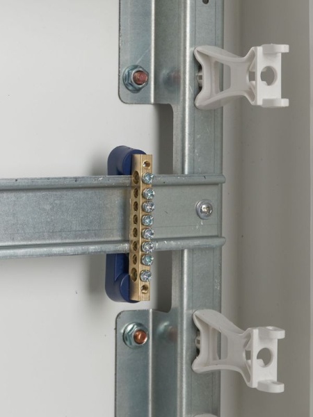 Шина нулевая ШНИ-6х9-8 У2-С на 2х угл. изол. IEK YNN10-69-8C2-K07