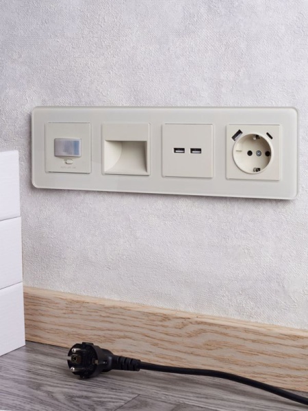 Подсветка светодиодная BRITE встраив. ПЛ20-БрКр механизм беж. IEK BR-FL20-K10